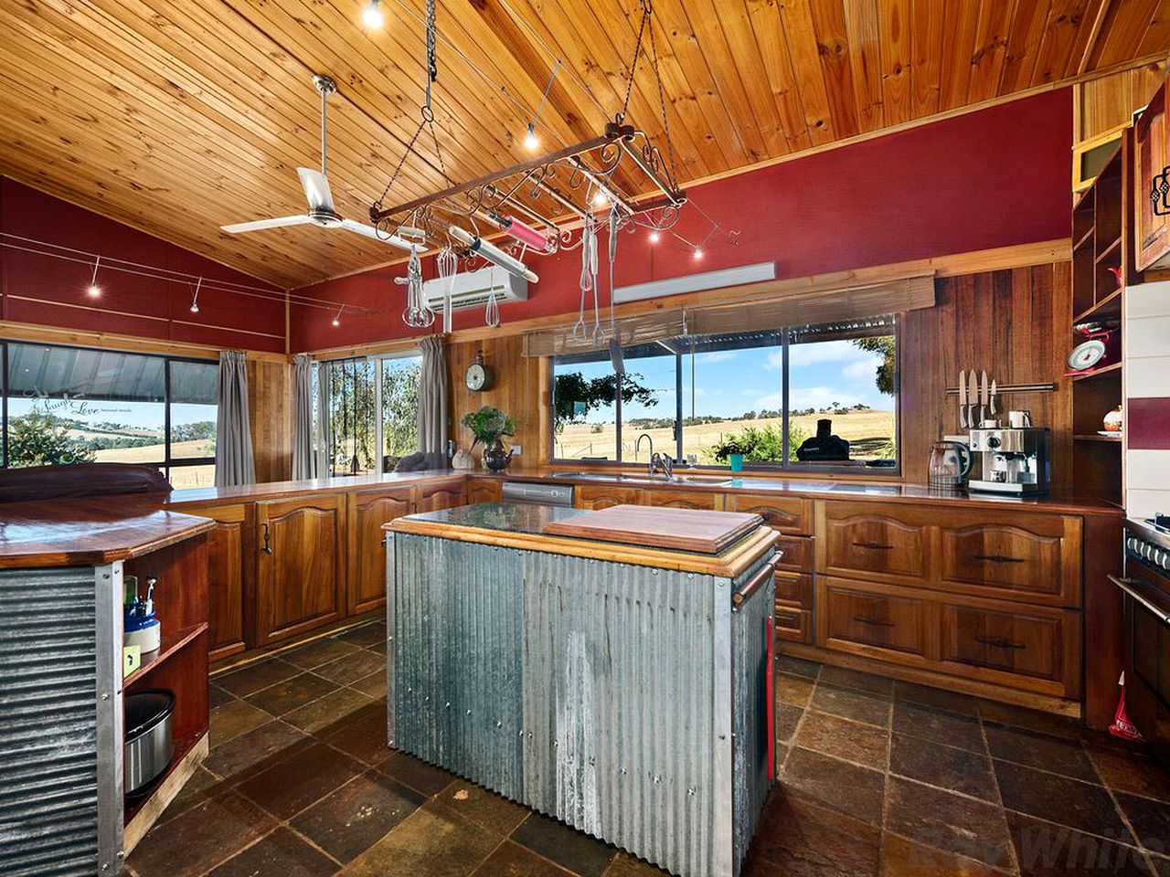 Spacious Barn for a Countryside Group Holiday near Mount Buffalo National Park in Victoria