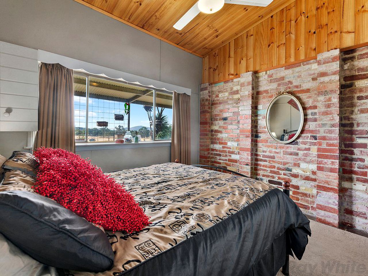 Spacious Barn for a Countryside Group Holiday near Mount Buffalo National Park in Victoria