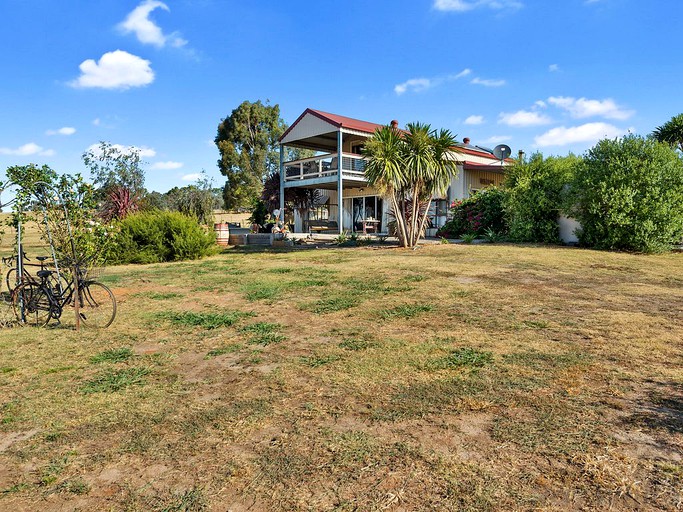 Barns (Benalla, Victoria, Australia)