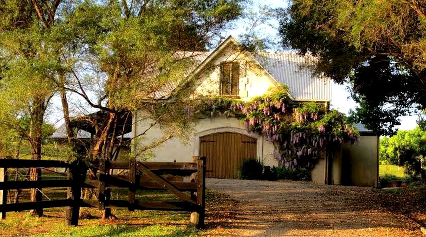 Country Cottage with Lush Gardens in Federal, New South Wales, Australia