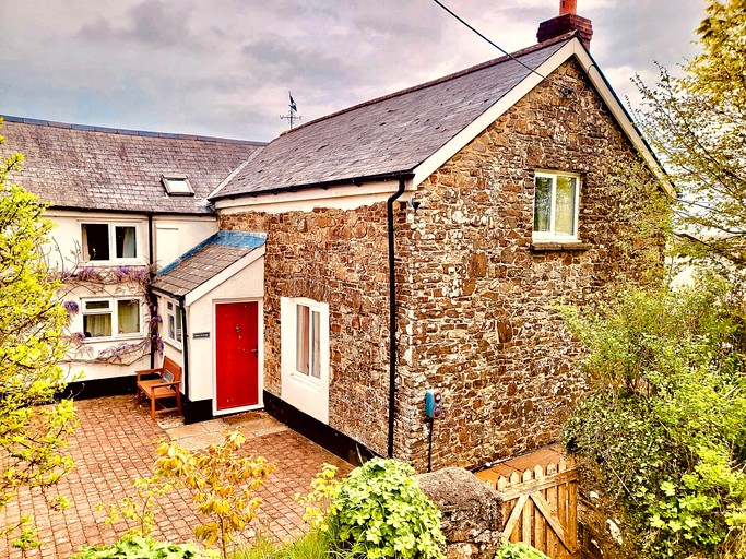 Incredible Secluded Cottage with Hot-tub in Umberleigh, England