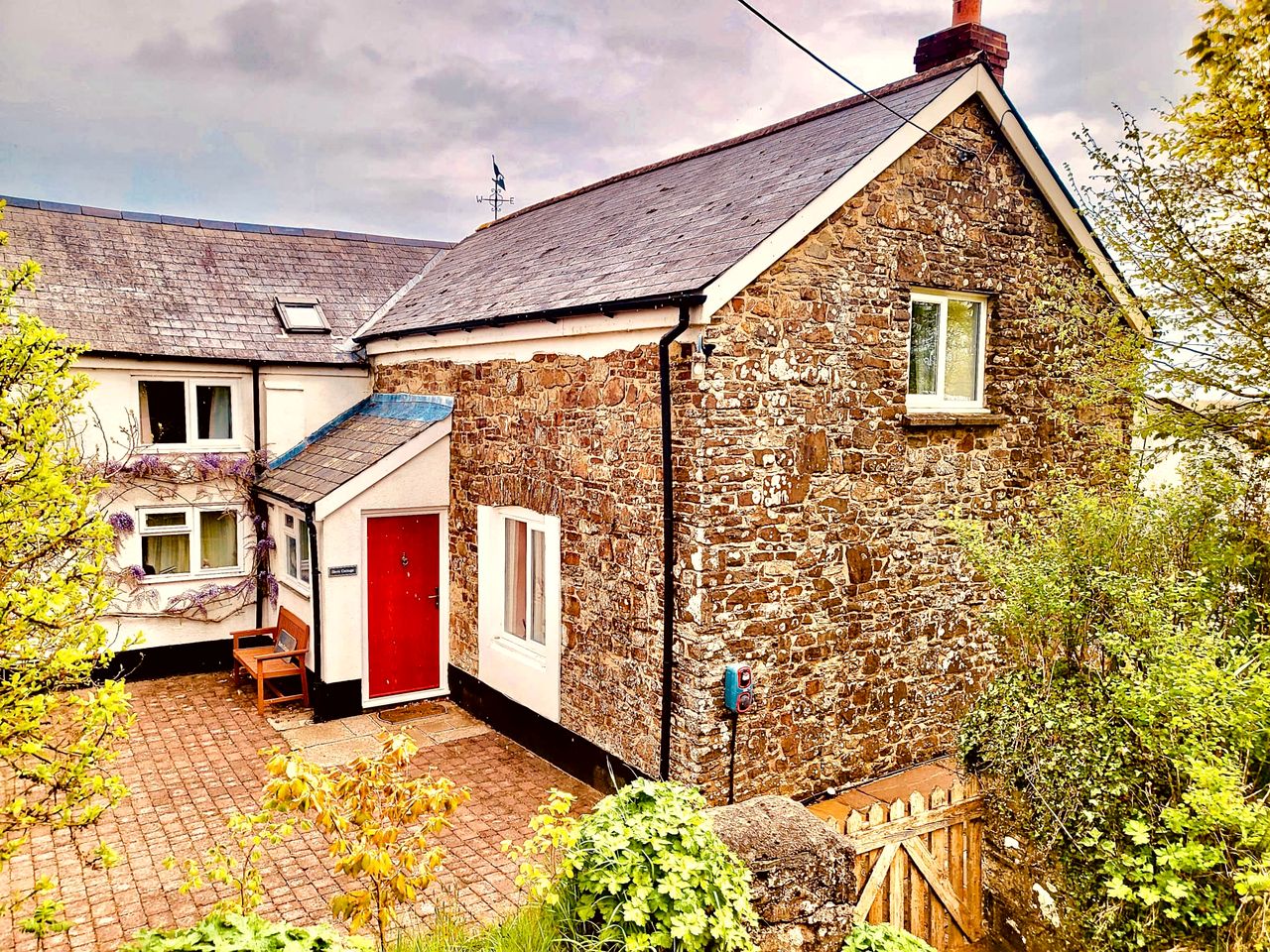 Incredible Secluded Cottage with Hot-tub in Umberleigh, England