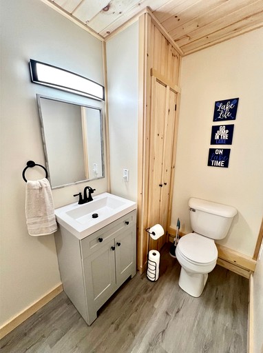 Cabins (United States of America, Burnham, Maine)