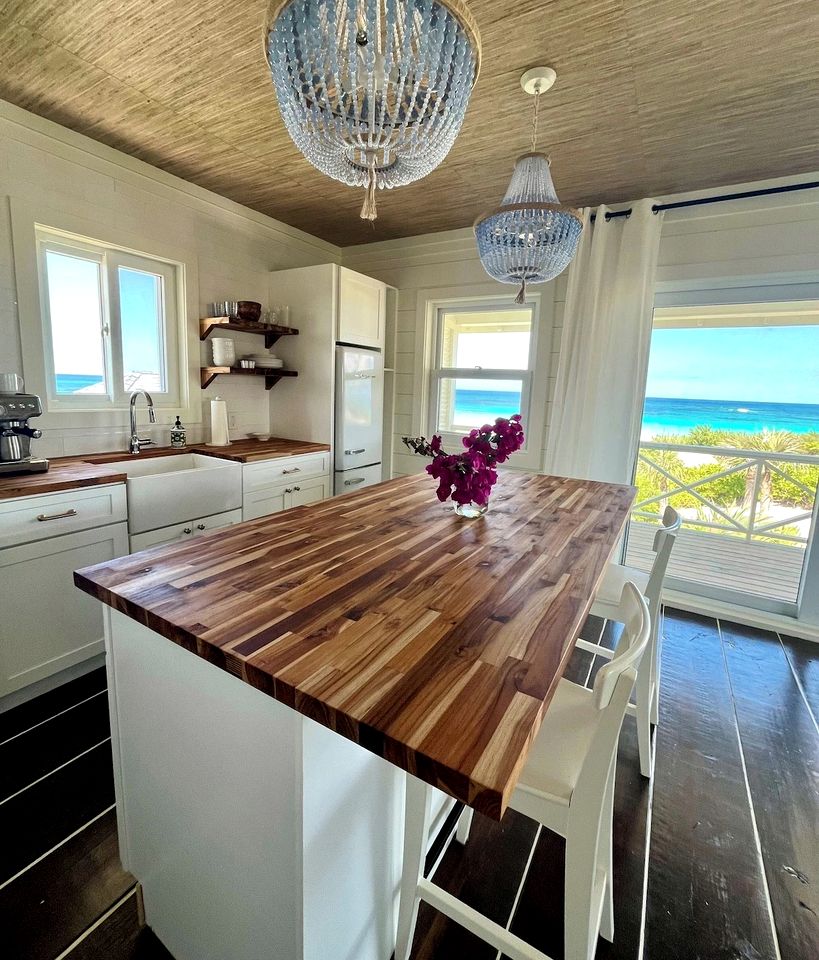 Incredible Beach House with Beach Access and Fantastic Sights in Governor's Harbour, North Eleuthera