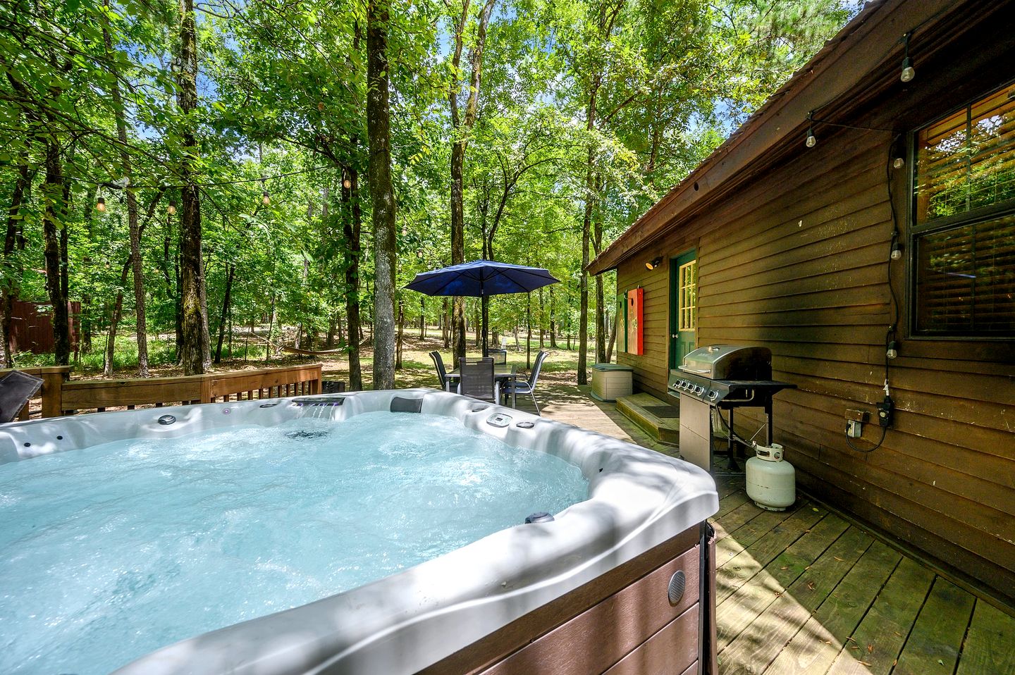 Impressive Cabin with Hot-tub Nestled Amidst Trees in Broken Bow, Oklahoma