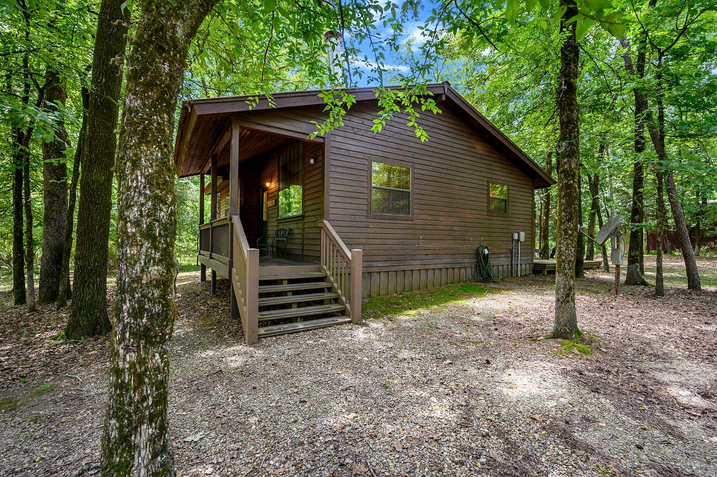 Impressive Cabin with Hot-tub Nestled Amidst Trees in Broken Bow, Oklahoma