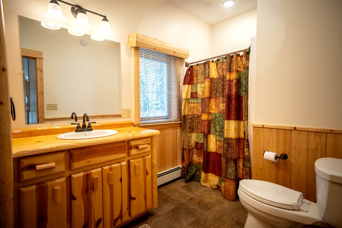 Spacious Luxury Log Cabin with Stone Fireplace & Screened Porch Near Superior National Forest, Babbitt MN