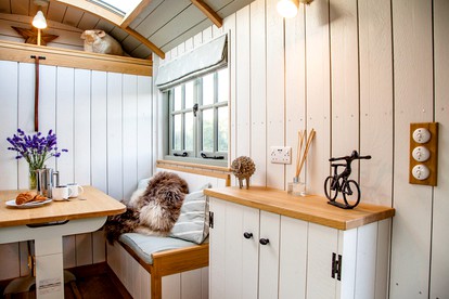 Romantic Glamping Getaway with a Hot Tub near Salisbury, England photo 3