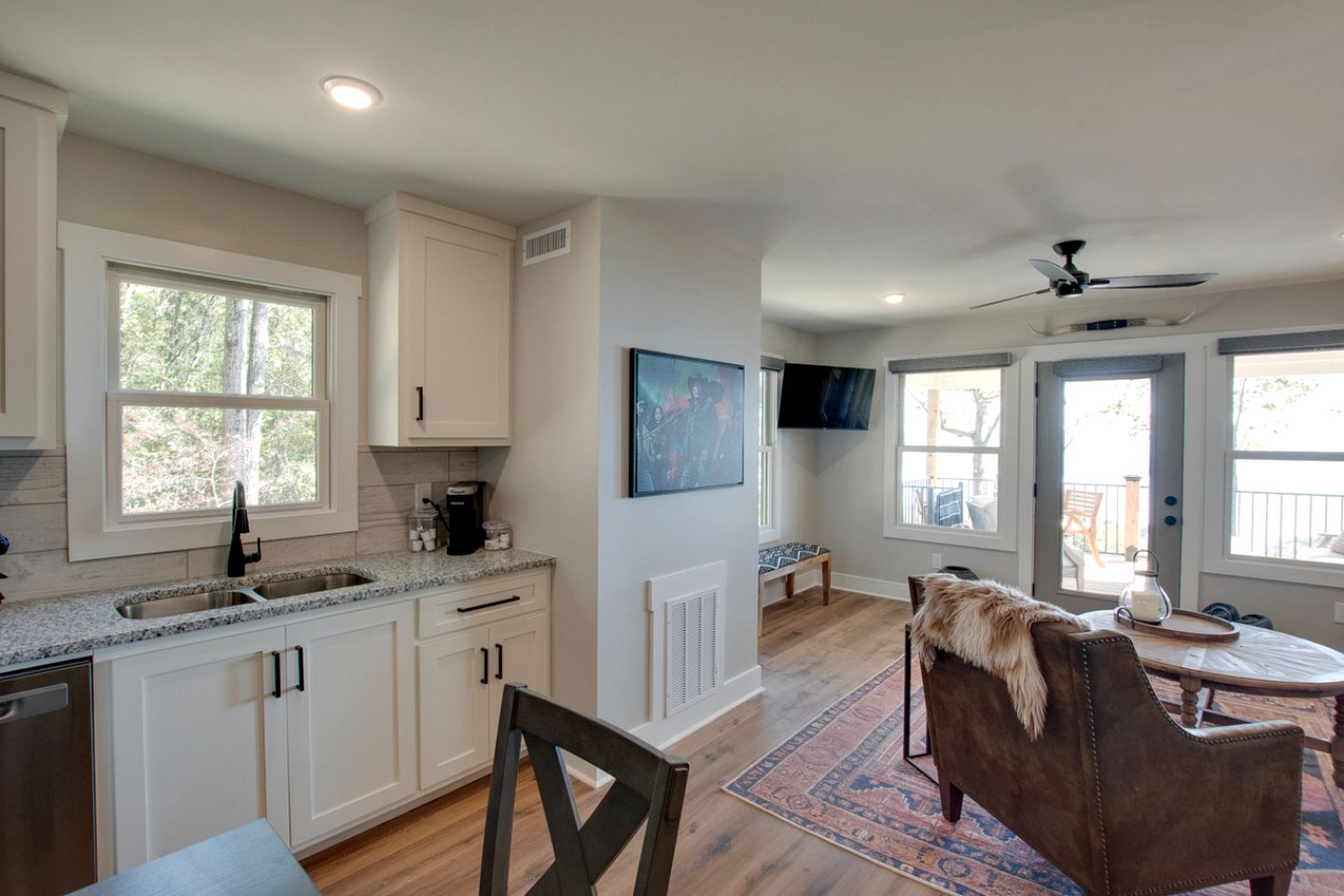 Gorgeous Cabin Great for Groups or Families with Jacuzzi, Fire Pit and Views in Alabama