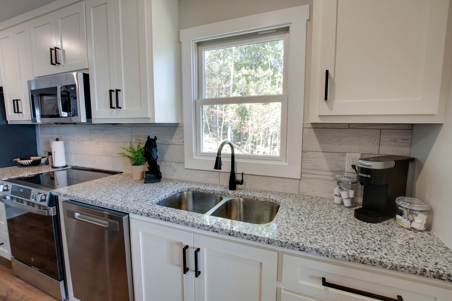 Gorgeous Cabin Great for Groups or Families with Jacuzzi, Fire Pit and Views in Alabama