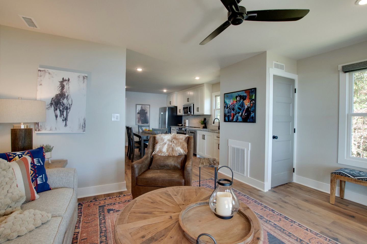 Gorgeous Cabin Great for Groups or Families with Jacuzzi, Fire Pit and Views in Alabama