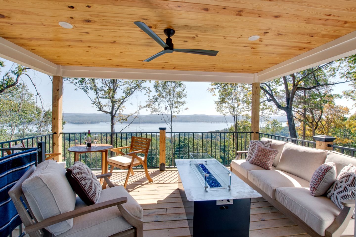 Gorgeous Cabin Great for Groups or Families with Jacuzzi, Fire Pit and Views in Alabama