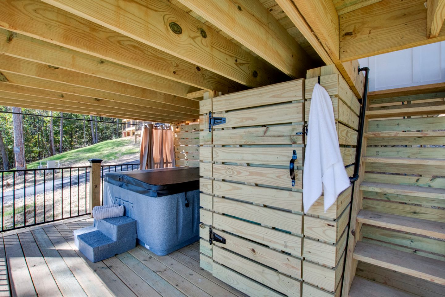 Gorgeous Cabin Great for Groups or Families with Jacuzzi, Fire Pit and Views in Alabama