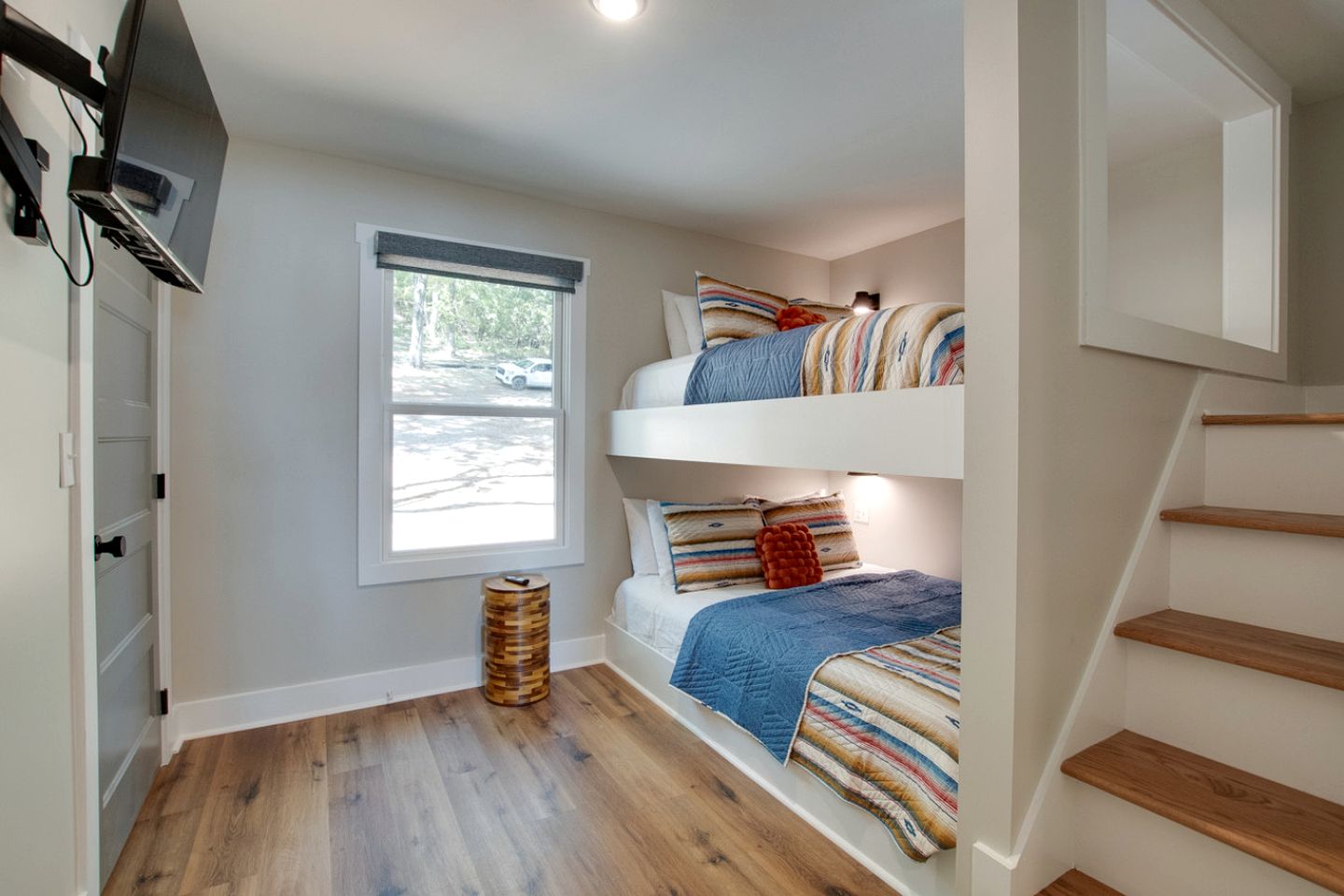 Gorgeous Cabin Great for Groups or Families with Jacuzzi, Fire Pit and Views in Alabama