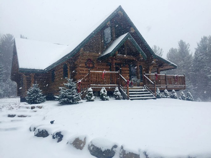 Log Cabins (Athol, New York, United States)