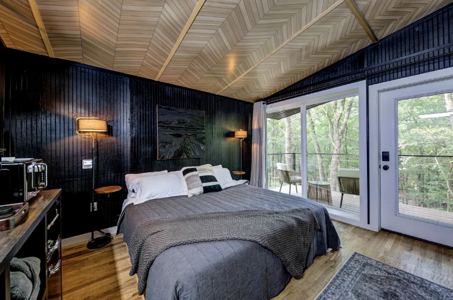 Romantic Woodland Cabin Hideaway Near the Lake in Scenic Texas Countryside