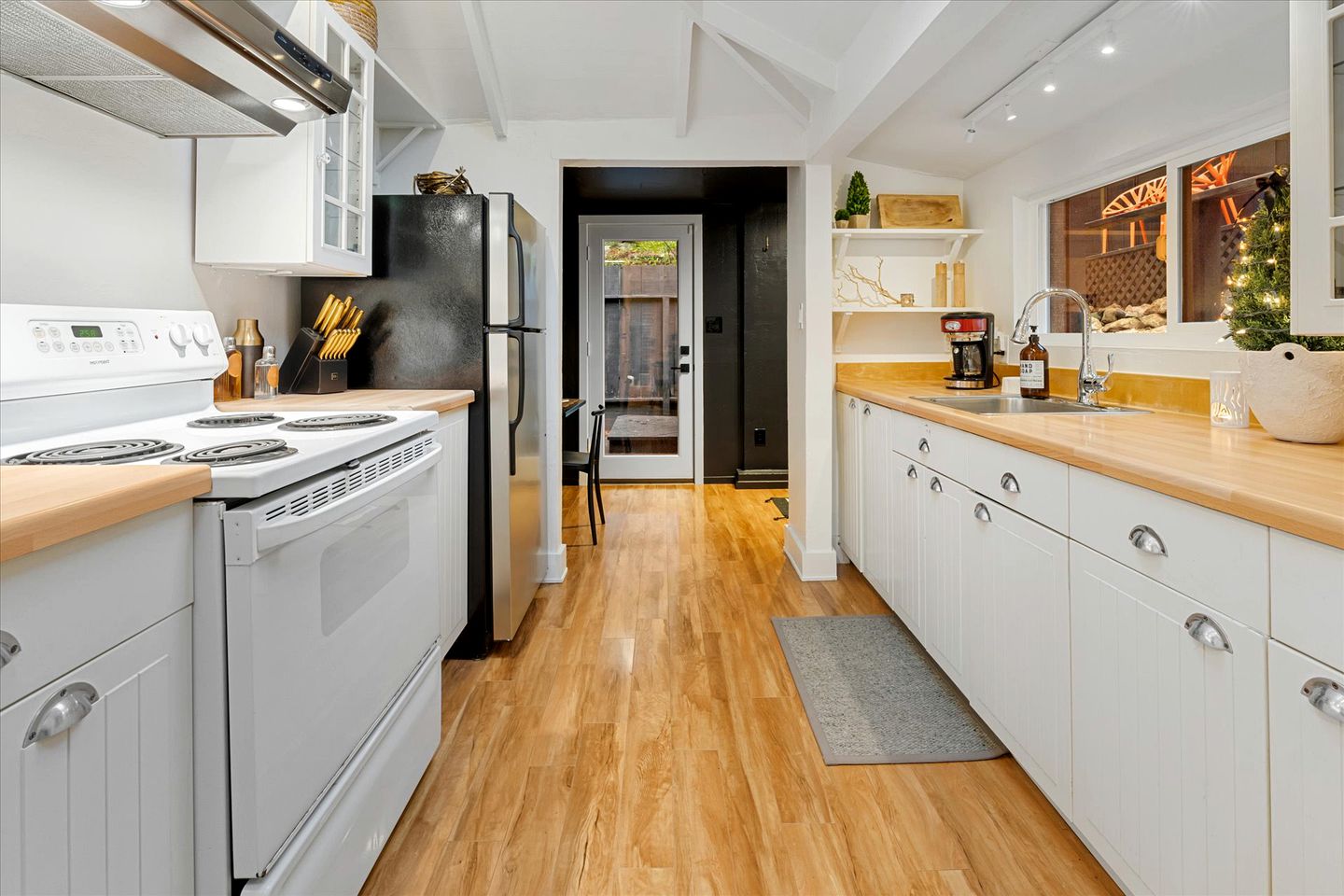 Romantic Glamping Getaway with a Hot Tub on the Russian River