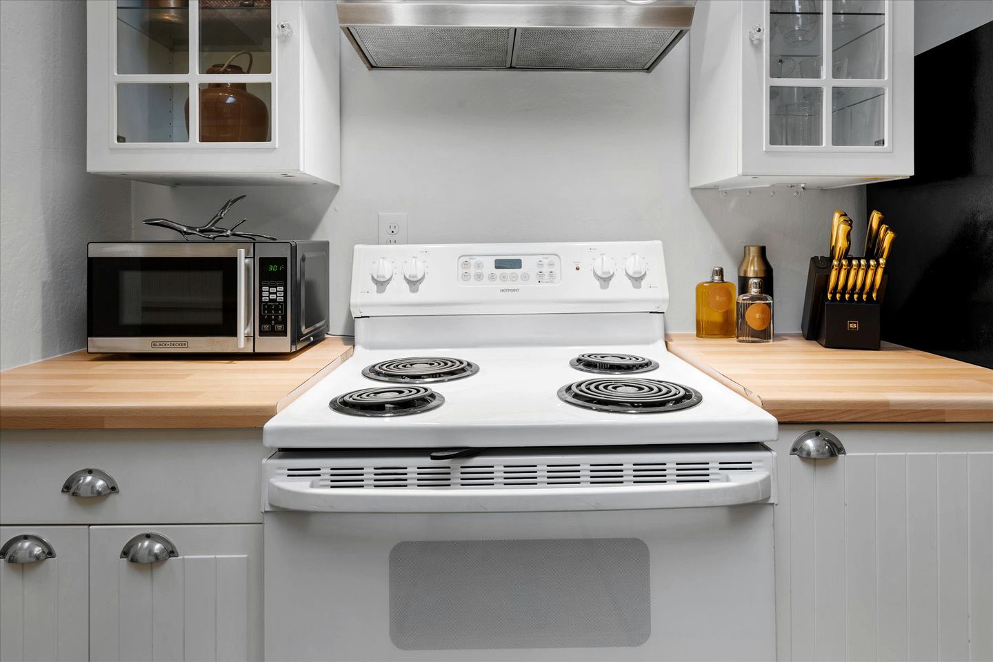 Romantic Glamping Getaway with a Hot Tub on the Russian River