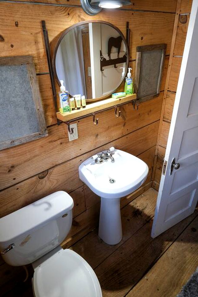 Blue Skies, Green Retreat: Glamping in a Cabin near Mount Enterprise, Texas