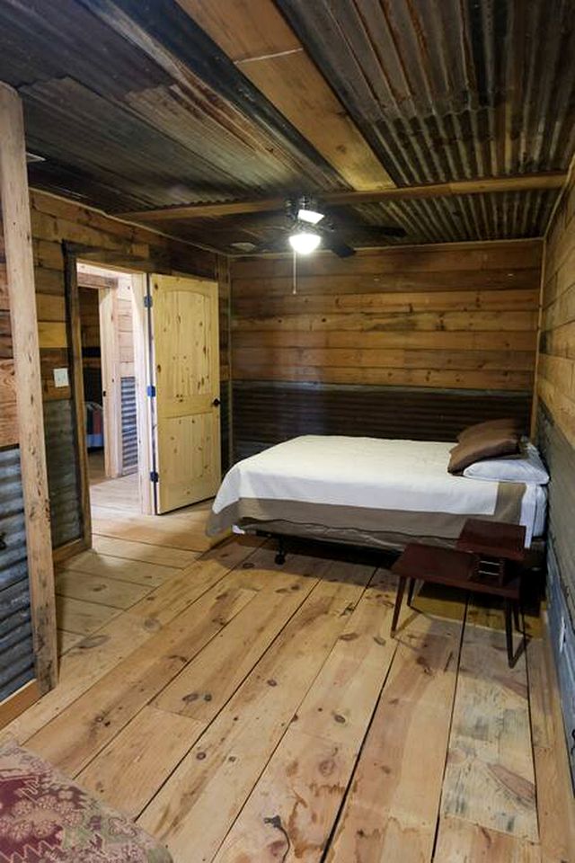 Blue Skies, Green Retreat: Glamping in a Cabin near Mount Enterprise, Texas