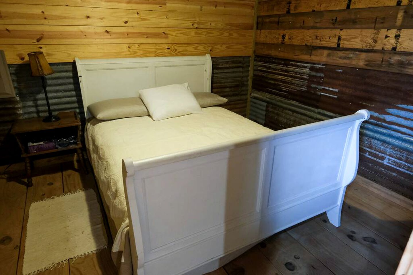 Blue Skies, Green Retreat: Glamping in a Cabin near Mount Enterprise, Texas