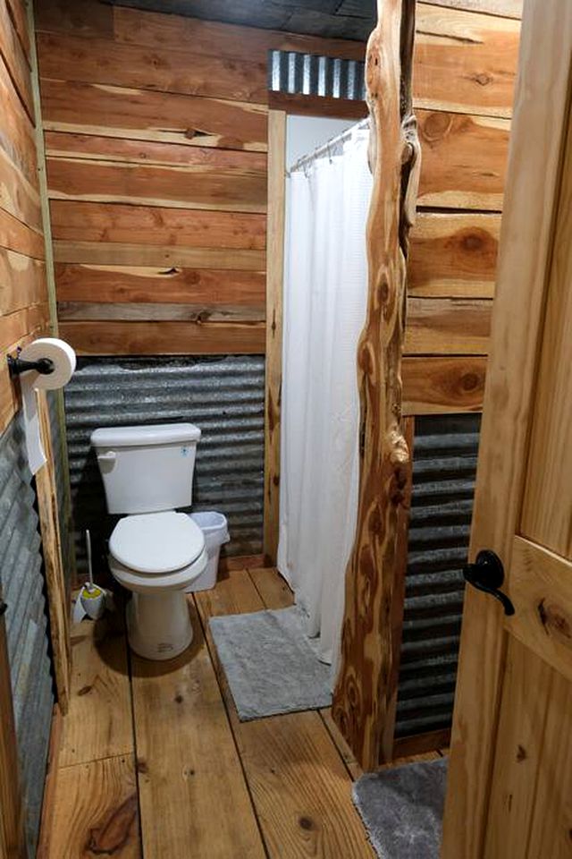 Blue Skies, Green Retreat: Glamping in a Cabin near Mount Enterprise, Texas
