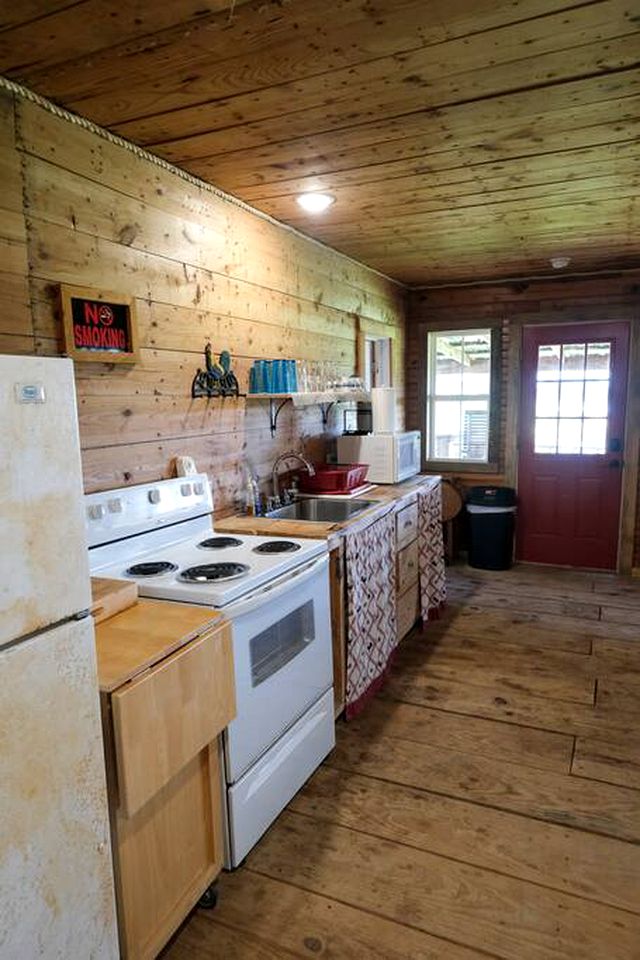 Blue Skies, Green Retreat: Glamping in a Cabin near Mount Enterprise, Texas