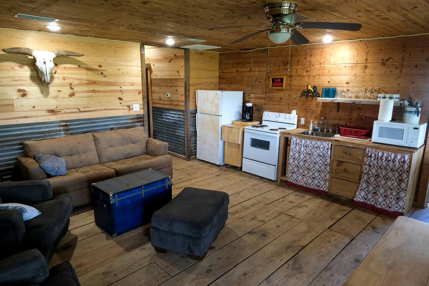 Blue Skies, Green Retreat: Glamping in a Cabin near Mount Enterprise, Texas