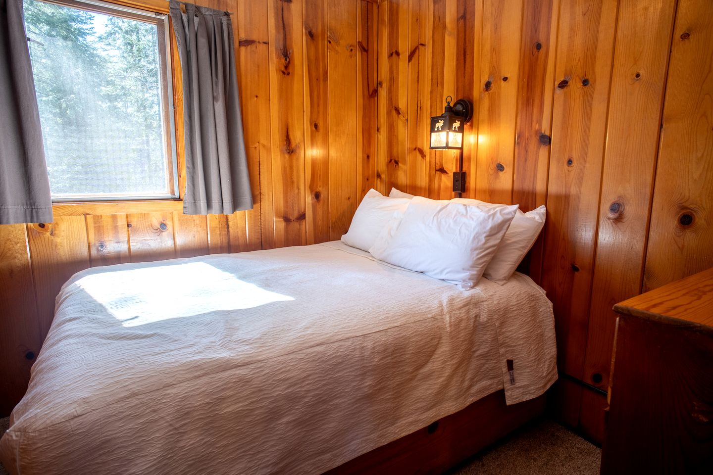 Secluded Creekside Cabin with Screened Porch Near the Marina in Babbitt, Minnesota