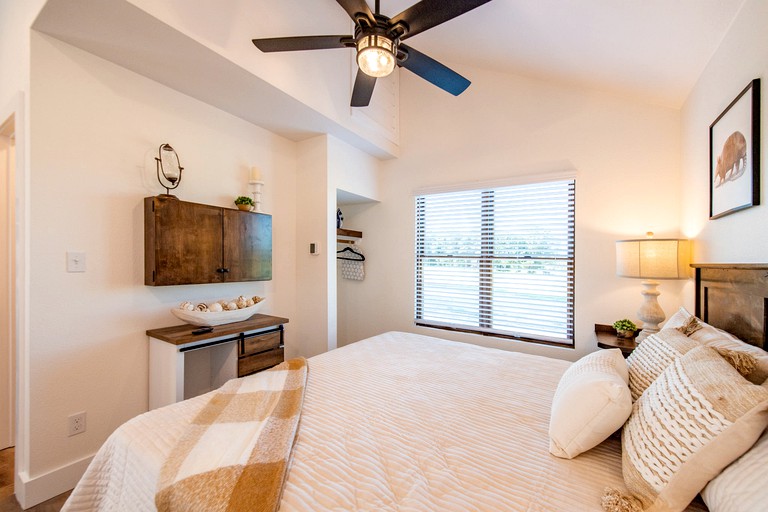 Cabins (United States of America, Elm Mott, Texas)