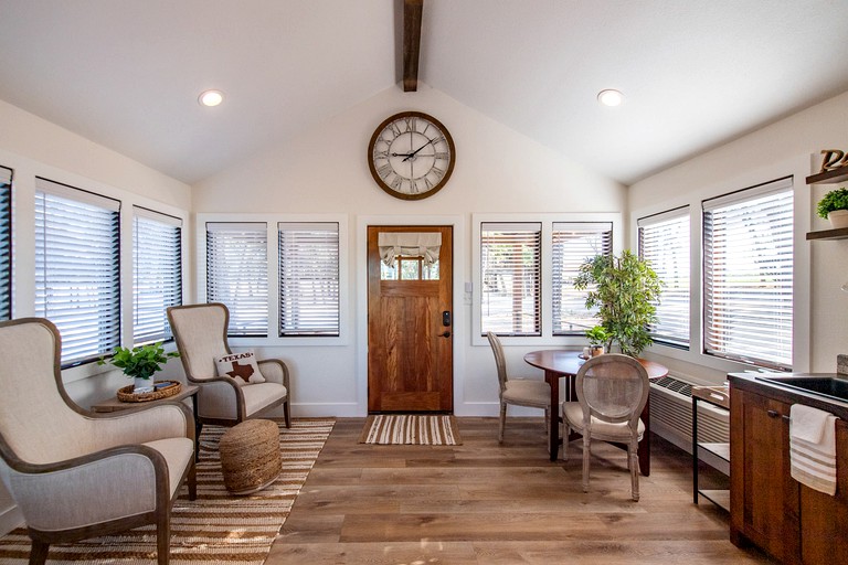 Cabins (United States of America, Elm Mott, Texas)