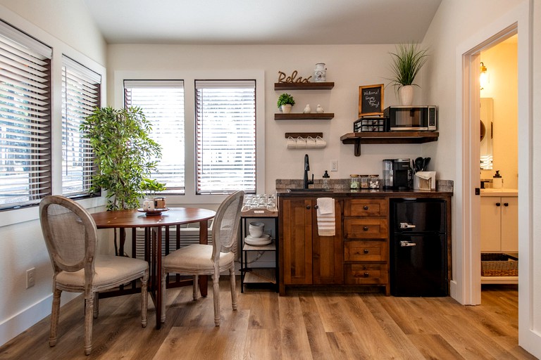 Cabins (United States of America, Elm Mott, Texas)