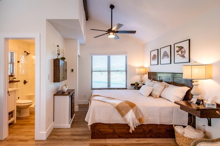 Cabins (United States of America, Elm Mott, Texas)