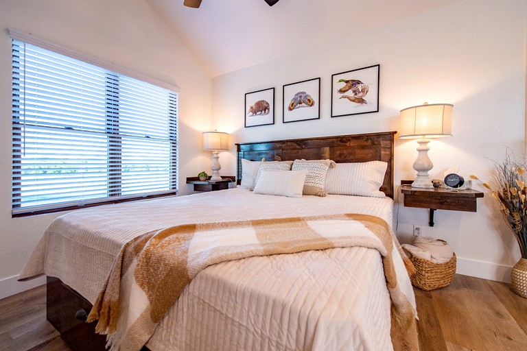 Cabins (United States of America, Elm Mott, Texas)