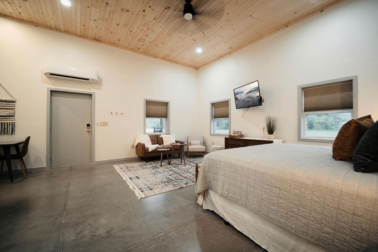 Barn Living with a Twist: Hot Tub Relaxation and Pigeon Forge Excitement Await!