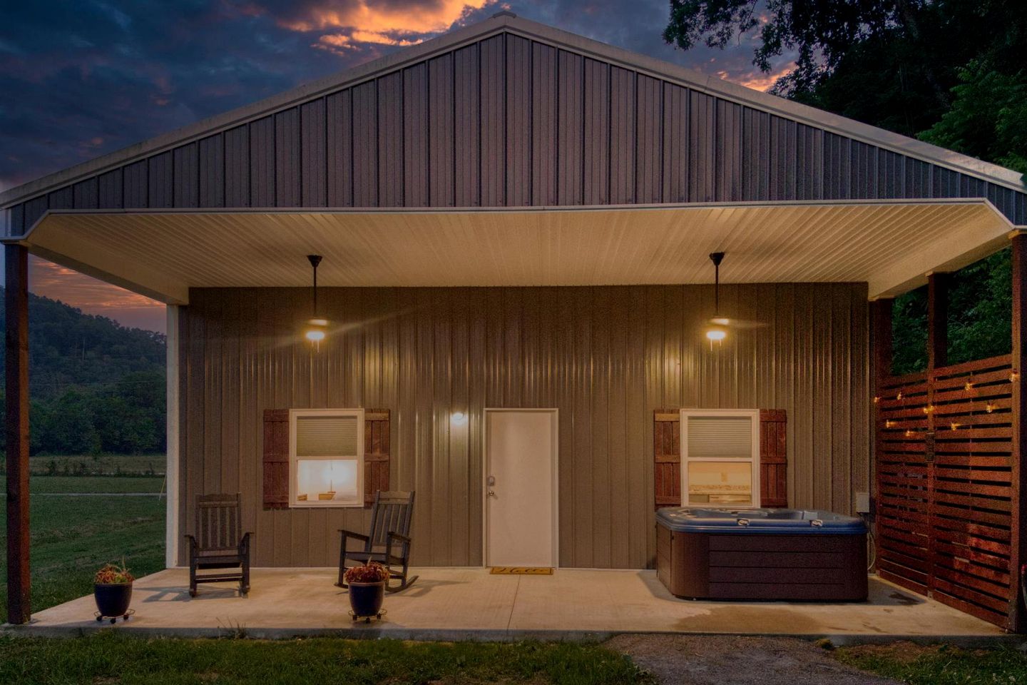 Barn Living with a Twist: Hot Tub Relaxation and Pigeon Forge Excitement Await!