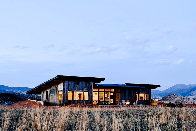 Secluded Vacation Rental with Fire Pit and Stunning Vistas in Livingston, Montana
