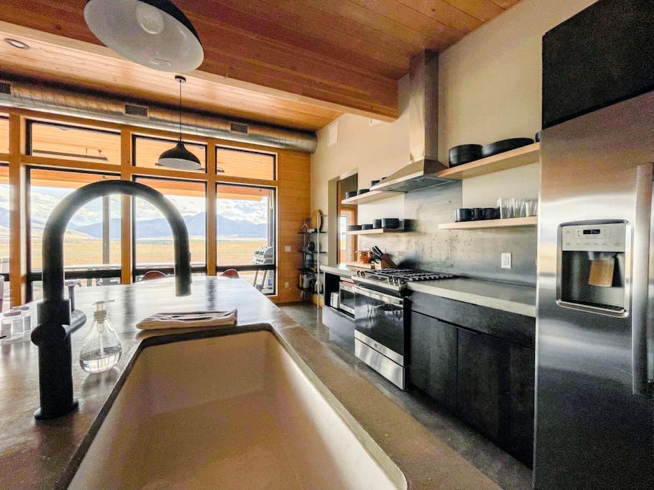 Secluded Vacation Rental with Fire Pit and Stunning Vistas in Livingston, Montana
