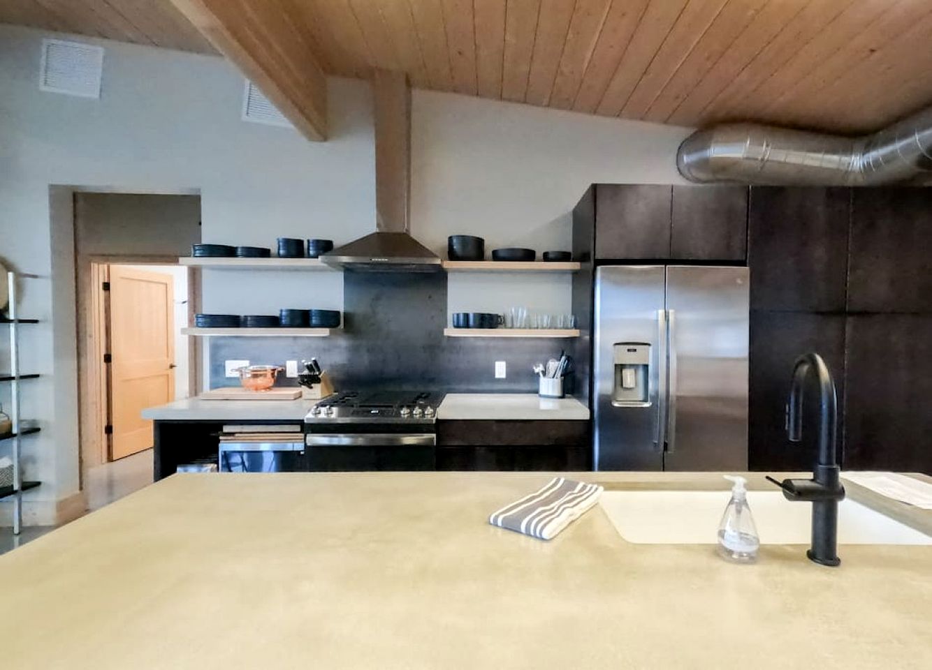 Secluded Vacation Rental with Fire Pit and Stunning Vistas in Livingston, Montana