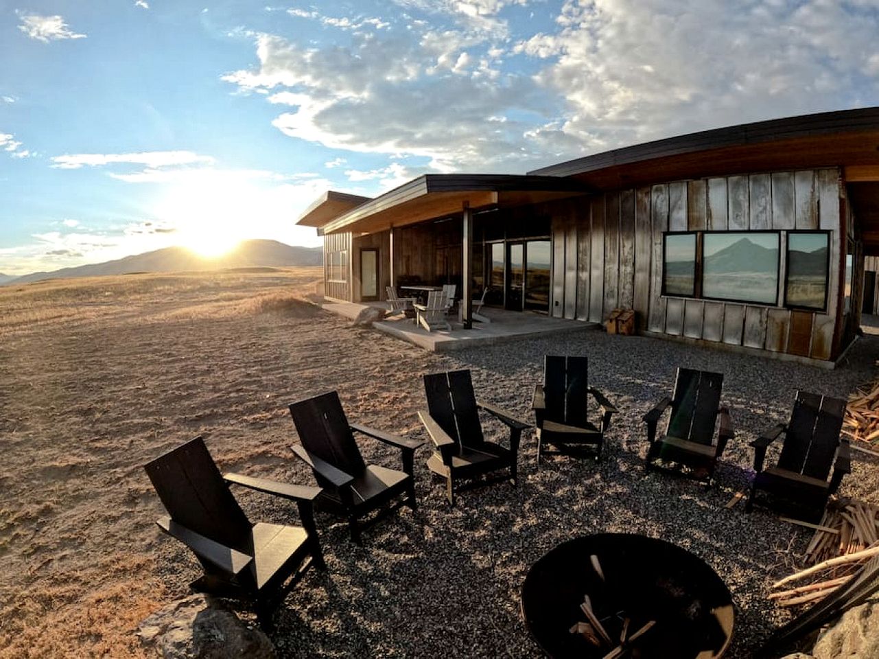 Secluded Vacation Rental with Fire Pit and Stunning Vistas in Livingston, Montana