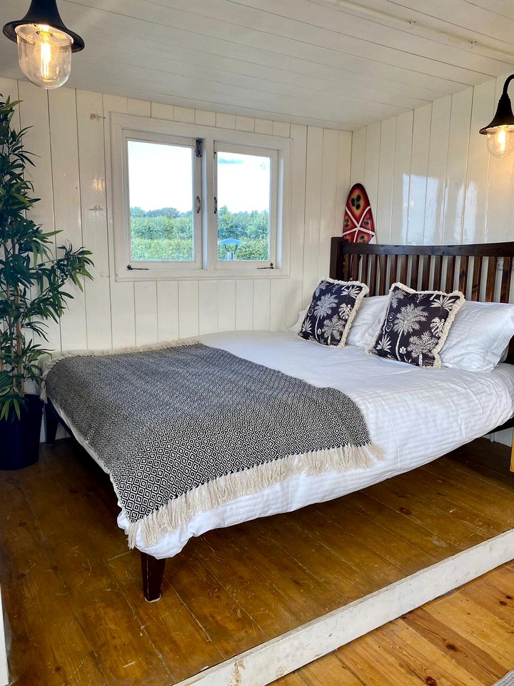 Seductive Lakeside Cabin Sanctuary near Rutland Water in Rutland