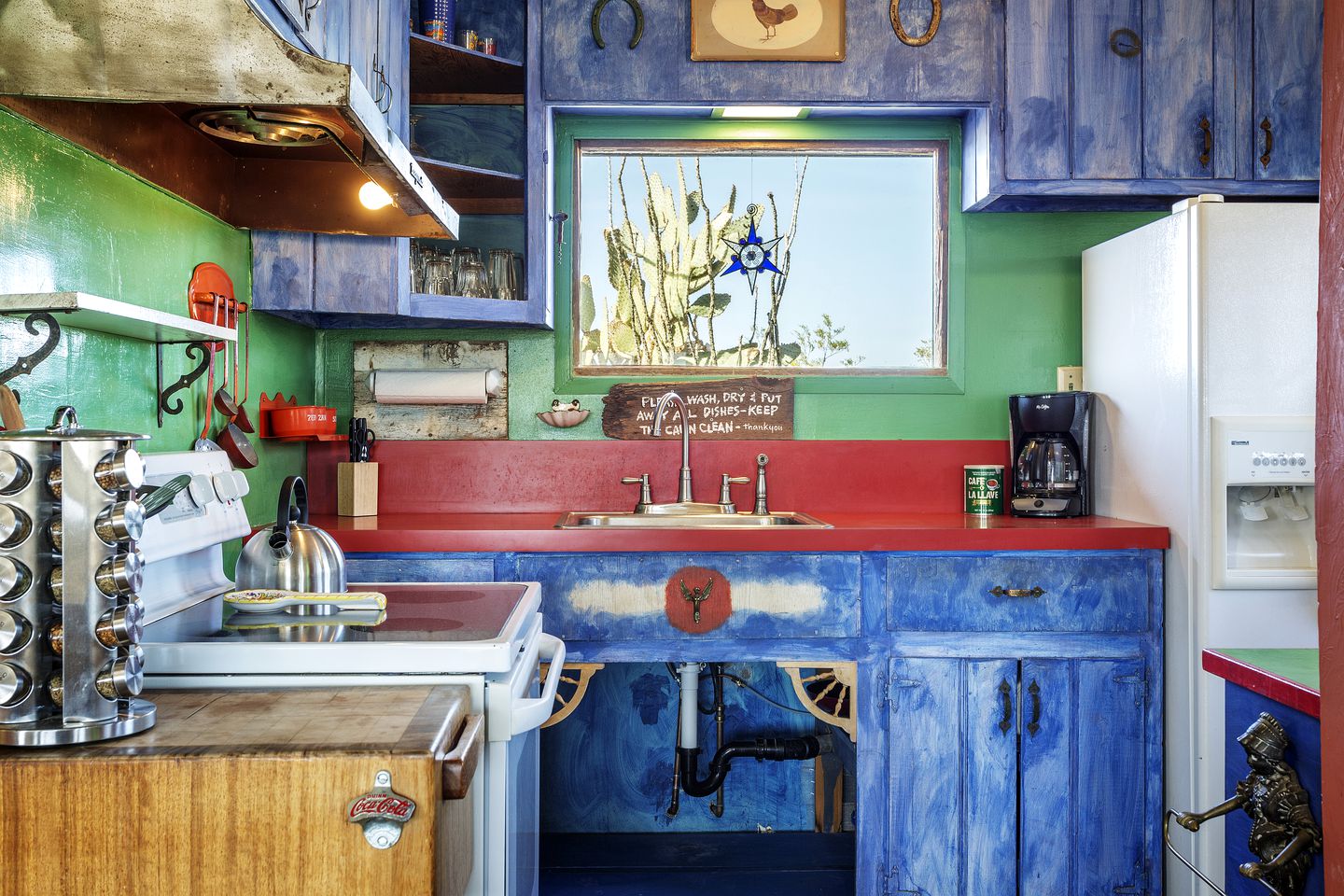 Colorful and Original Cabin with Hot Tub Ideal for Enjoying Joshua Tree, CA