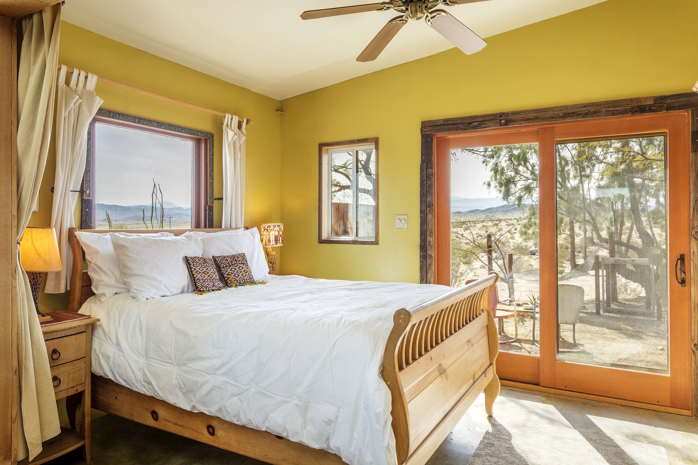 Colorful and Original Cabin with Hot Tub Ideal for Enjoying Joshua Tree, CA
