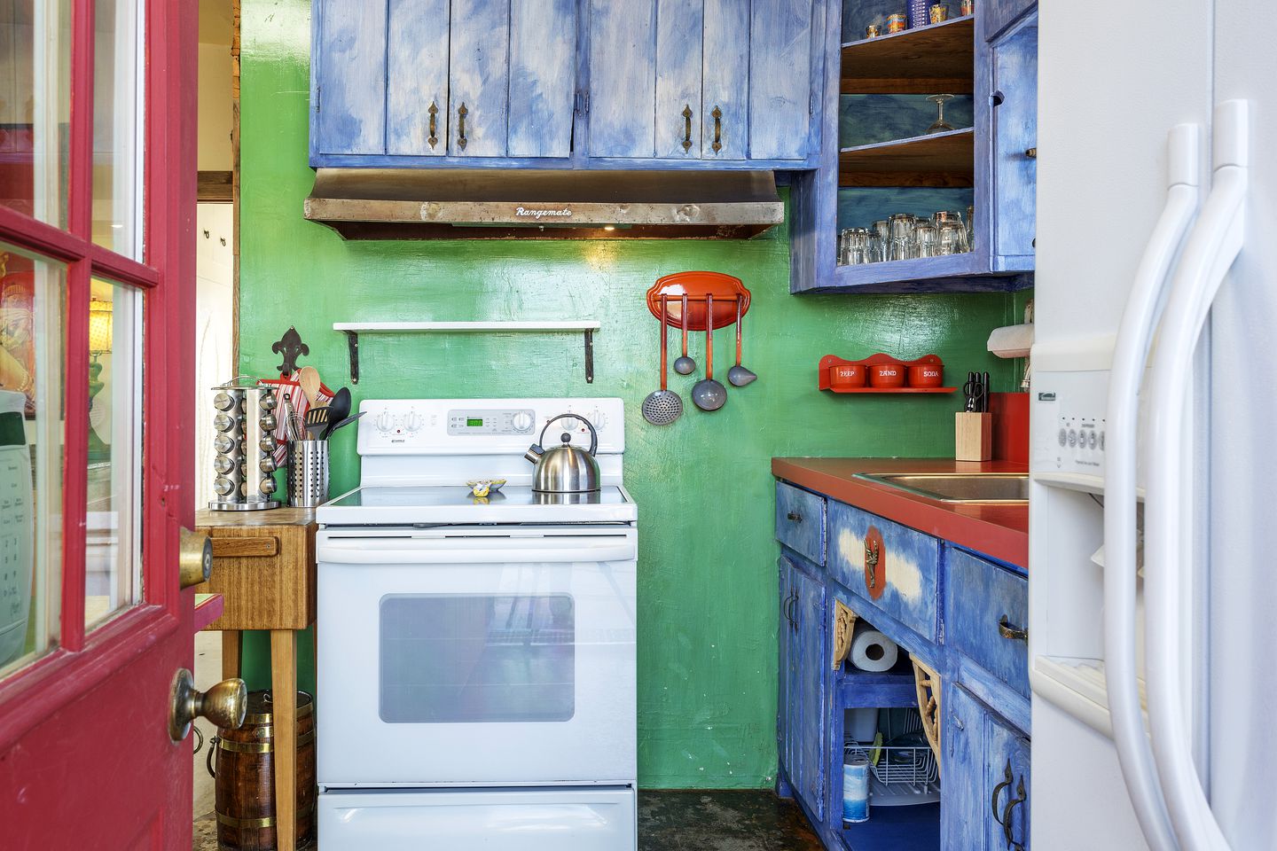 Colorful and Original Cabin with Hot Tub Ideal for Enjoying Joshua Tree, CA