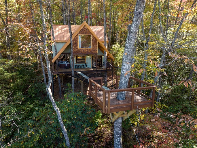 Enchanting A-Frame Treehouse with Suspended Net & Mountain Views Near Highlands, NC
