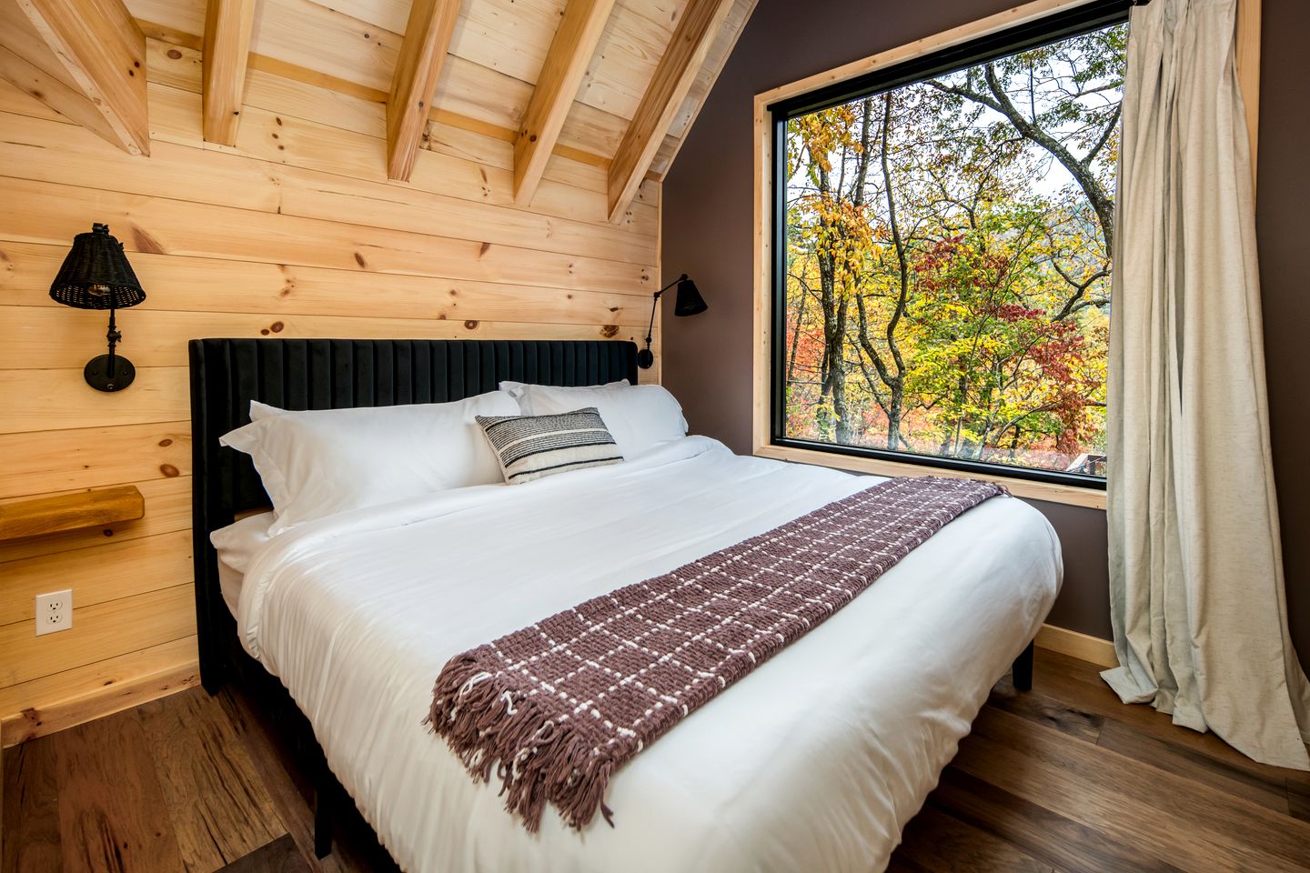 Enchanting A-Frame Treehouse with Suspended Net & Mountain Views Near Highlands, NC