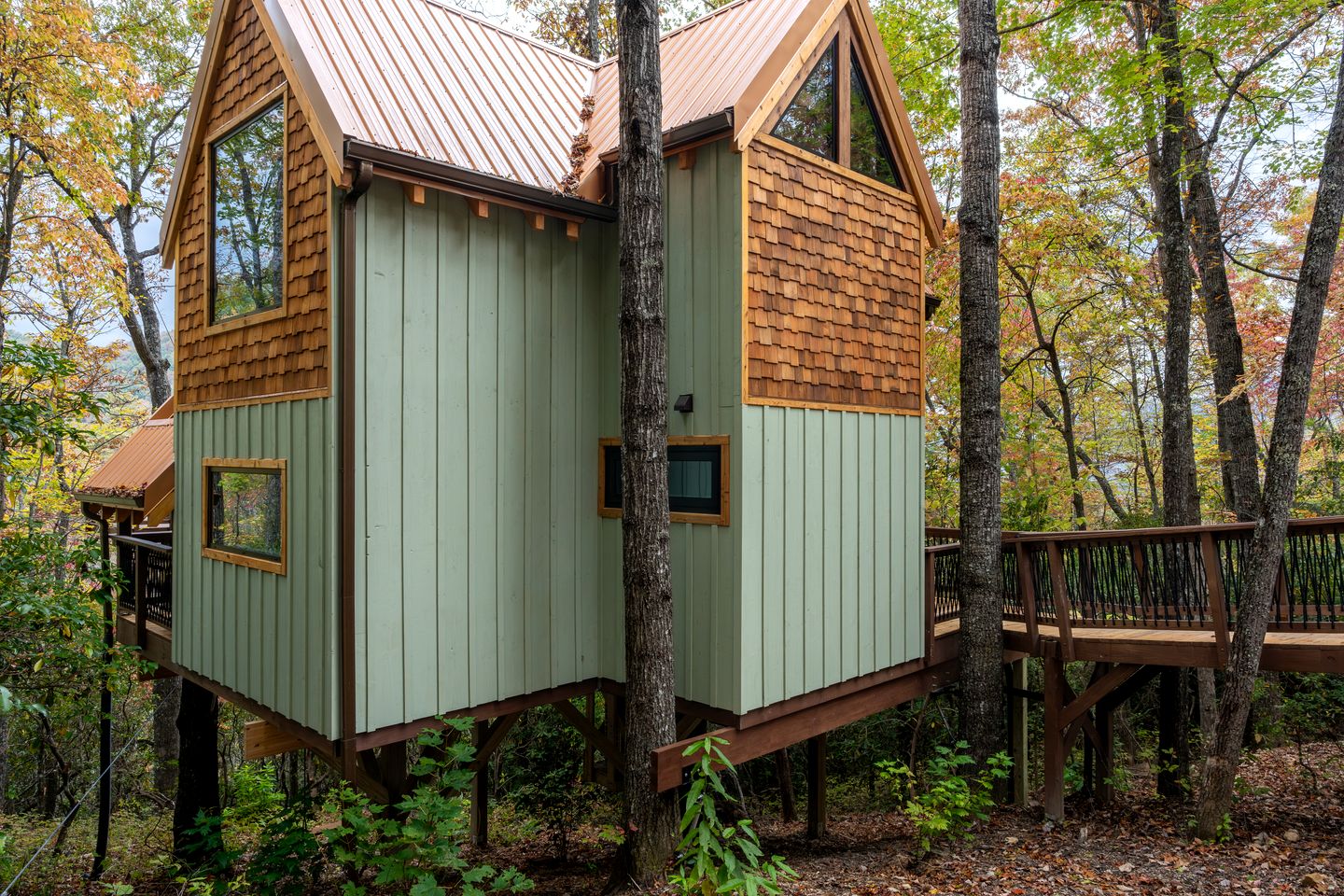 Enchanting A-Frame Treehouse with Suspended Net & Mountain Views Near Highlands, NC
