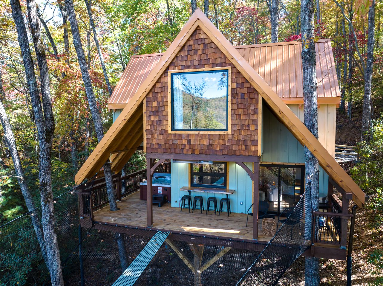 Enchanting A-Frame Treehouse with Suspended Net & Mountain Views Near Highlands, NC
