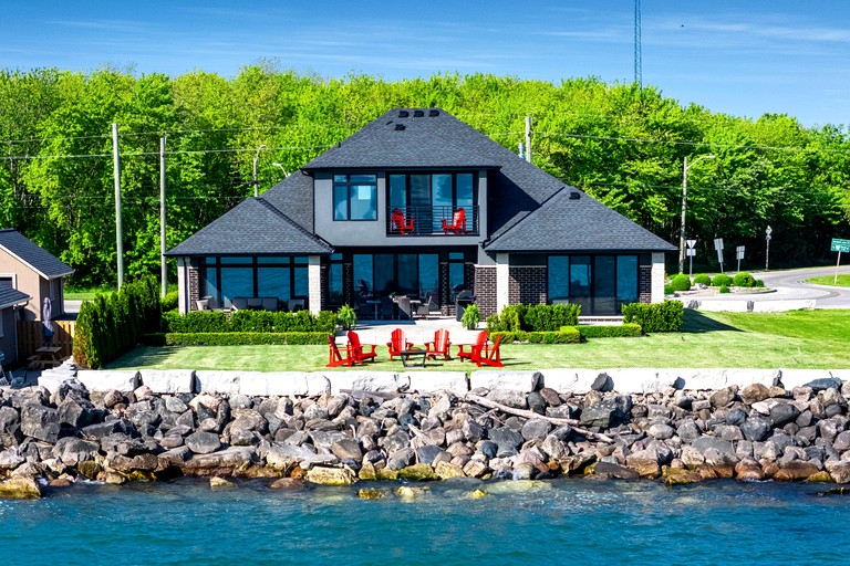 Luxury Vacation Rental with Breathtaking Lake Erie Views in Leamington, Ontario