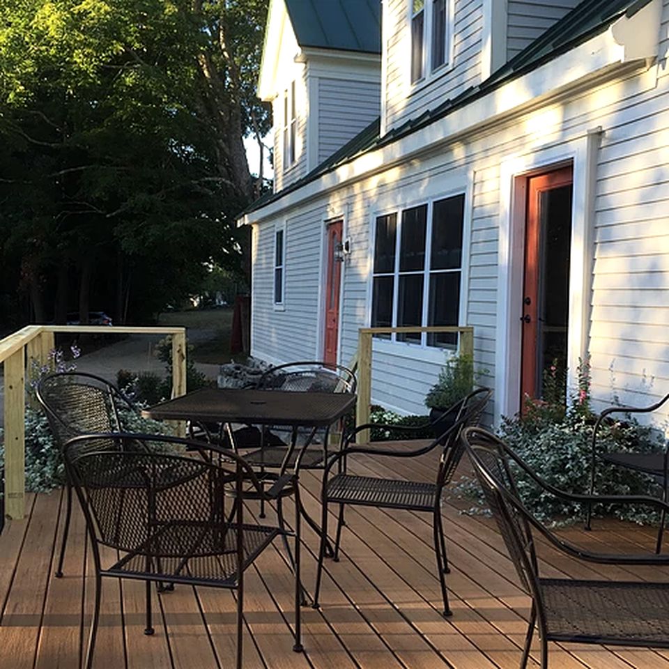 Spacious Bed and Breakfast in Round Pond, Main